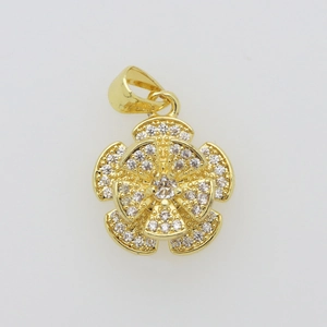 Détail du pendentif tournant fleur de tournesol plaqué or 18K serti de zircons fins