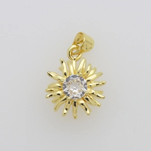 Vue macro détaillée d'un pendentif tournesol plaqué or 18K avec oxyde de zirconium