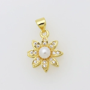Détail macro du pendentif tournesol doré 18 carats avec zircons cubiques et perle centrale