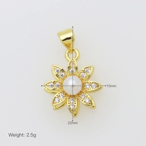 Vue détaillée du pendentif tournesol plaqué or 18K avec zircons et perle blanche centrale