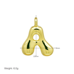Makroansicht des goldenen 3D-A-Anhängers mit Maßen von 19 mm Breite und 23 mm Höhe im Detail