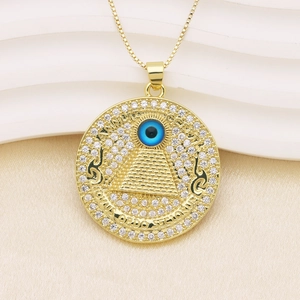 Détail du collier Evil Eye plaqué or 18 carats avec pendentif pyramide et zircons