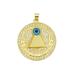 Vue macro du pendentif pyramide œil en plaqué or 18K avec des pierres de zircone blanc