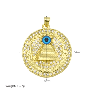 Vue détaillée du pendentif pyramide œil maléfique en cuivre plaqué or 18K et zircon