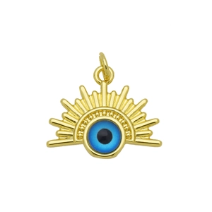 Gros plan détaillé du pendentif Evil Eye plaqué or 18 carats avec serti de zircons