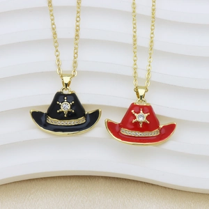 Collar con colgante de sombrero vaquero en esmalte negro y rojo con detalle de cristal