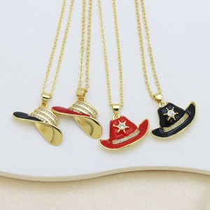Detalle de colgantes de sombrero vaquero en esmalte de colores con circonitas y cadenas