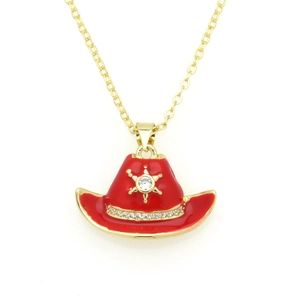 Collar con colgante de sombrero de vaquero rojo esmaltado y motivo de sol dorado