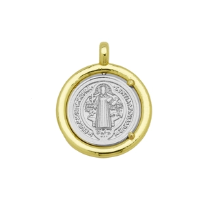 Gros plan détaillé du pendentif médaille Saint-Benoît bicolore aux finitions or et argent