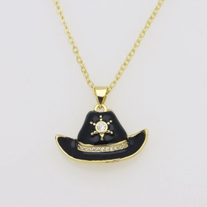 Detalle de colgante de sombrero vaquero con esmalte negro y detalles de cristal brillante