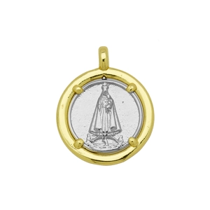 Vue détaillée du pendentif religieux bicolore de la Vierge Marie en relief or et argent