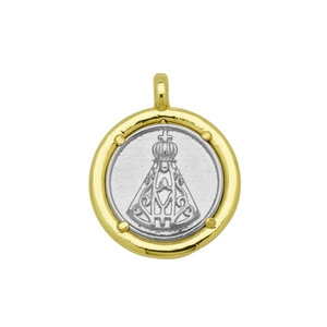 Détail du pendentif religieux bicolore or et argent avec l'icône de la Vierge Marie