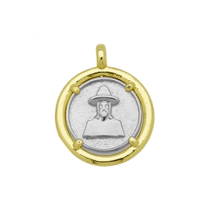Détail du pendentif bicolore de la Vierge Marie avec figure religieuse en relief sur argent mat