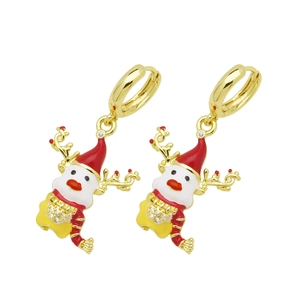 Dettaglio orecchini di Natale a renna con cerchi dorati e ciondoli smaltati colorati
