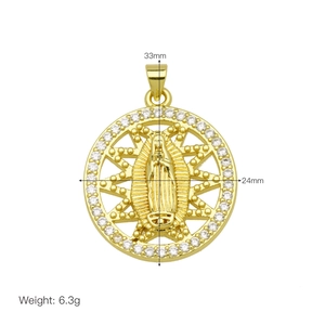 Detalle del colgante Virgen María bañado en oro de 18K con incrustaciones de circón