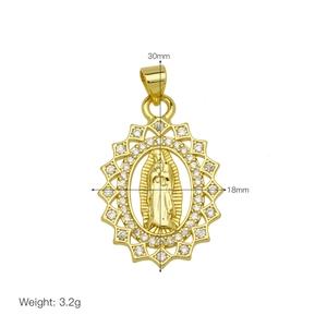 Detalle del colgante Virgen María bañado en oro 18K con circonitas y diseño de rayos