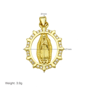 Vista detallada del colgante de la Virgen María bañado en oro de 18K con circonitas