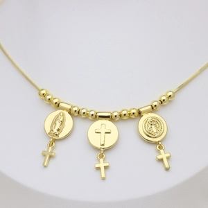 Collier religieux doré avec médailles de la Vierge, de Saint Benoît et croix pendantes
