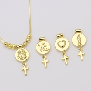 Collier pendentif religieux cœur et croix en or avec médailles gravées au style minimaliste