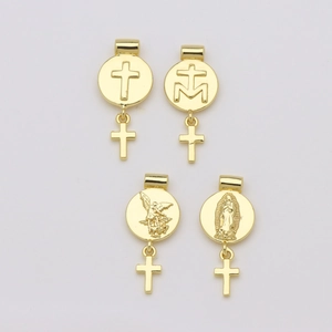 Vue macro de pendentifs religieux en or avec la Vierge Marie, l'Archange et des croix