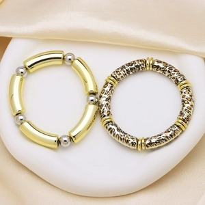 Ensemble de bracelets élastiques chic imprimé léopard et or sur fond de soie