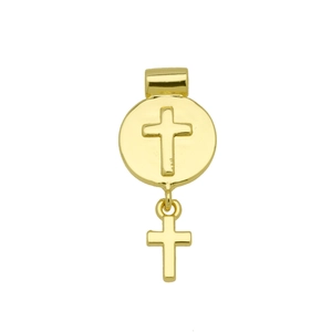 Détail macro d'un pendentif cœur doré avec une croix en relief et un petit charme suspendu