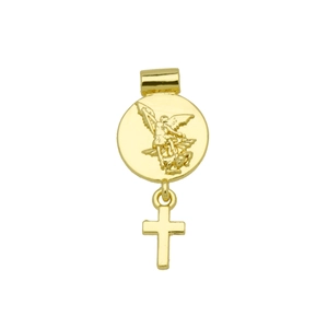 Vue macro d'un pendentif doré avec relief de l'archange Michel et petite croix latine