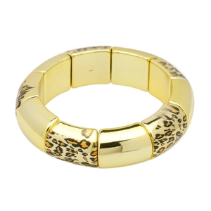 Détail d'un large bracelet doré avec motif léopard et segments métalliques à haute brillance