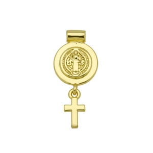 Gros plan sur la médaille de Saint Benoît plaquée or avec pendentif croix polie