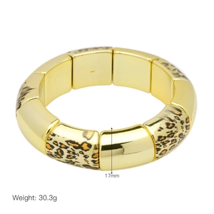 Détail du bracelet élastique doré à motif léopard montrant la largeur 17mm et le poids 30,3g