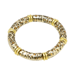 Détails macro du bracelet élastique léopard avec des accents d'anneaux dorés brillants