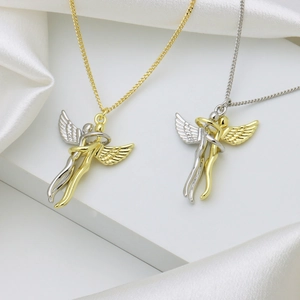 Collier ange avec ailes et étreinte en finition bicolore or et argent luxe