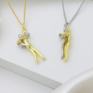 Collier bicolore avec pendentif étreinte abstraite sur soie blanche pour la Fête des Mères