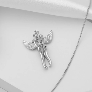 Détail du collier ange en argent montrant les textures d'ailes et la finition polie