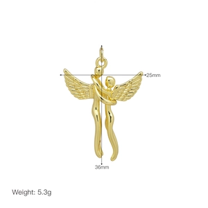 Vue détaillée du pendentif ange doré avec dimensions 25x36mm et poids de 5,3g