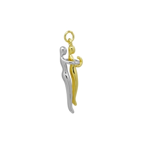 Détail du pendentif bicolore or et argent représentant des figurines abstraites polies