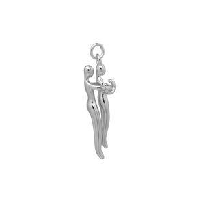 Vue macro d'un pendentif embrasse argenté montrant la texture du métal poli et l'anneau