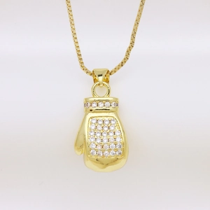 Halskette mit goldener Boxhandschuh-Anhänger und Zirkonia Steinen an einer feinen Box-Kette