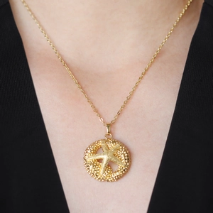 Elegante 18K vergoldete Seestern Halskette Anhänger Schmuck auf einem Minimalhalsmodell