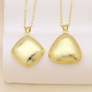 Collar chapado en oro de 18K mate con colgantes minimalistas cuadrados y triangulares