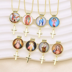 Lot de huit pendentifs religieux plaqués or 18K avec portraits colorés et croix