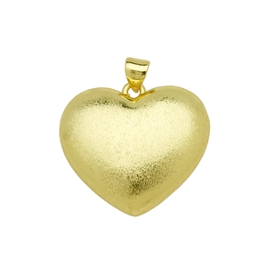 Vista de primer plano del colgante de corazón con acabado mate dorado de 18K