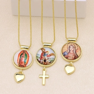 Collier plaqué or 18 carats avec médaillons religieux, pendentifs cœur et croix