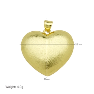 Colgante de corazón en oro mate con dimensiones de 26mm de ancho y 28mm de alto