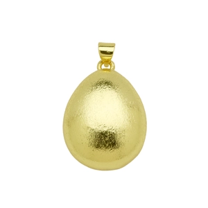 Primer plano de un colgante ovalado de oro mate con acabado cepillado y enganche pulido