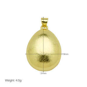 Detalle del colgante ovalado mate chapado en oro 18K, mide 19 mm por 31 mm