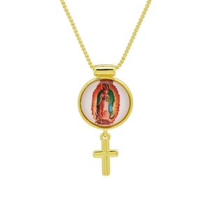 Vue macro détaillée du collier plaqué or 18 carats avec la Vierge et une petite croix