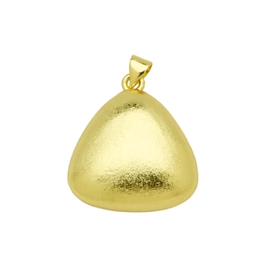 Detalle de colgante triangular chapado en oro 18K mate con enganche pulido espejo