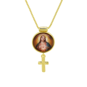 Détail du pendentif religieux Sacré-Cœur de Jésus plaqué or 18 carats avec une croix dorée