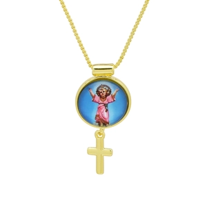 Détail d'un pendentif plaqué or 18K avec portrait religieux et une petite croix latine